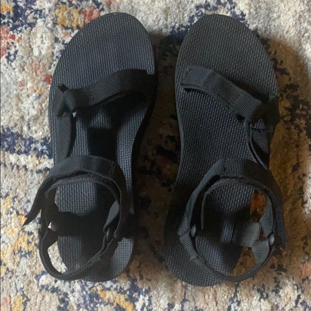 Black Teva flatform sandals